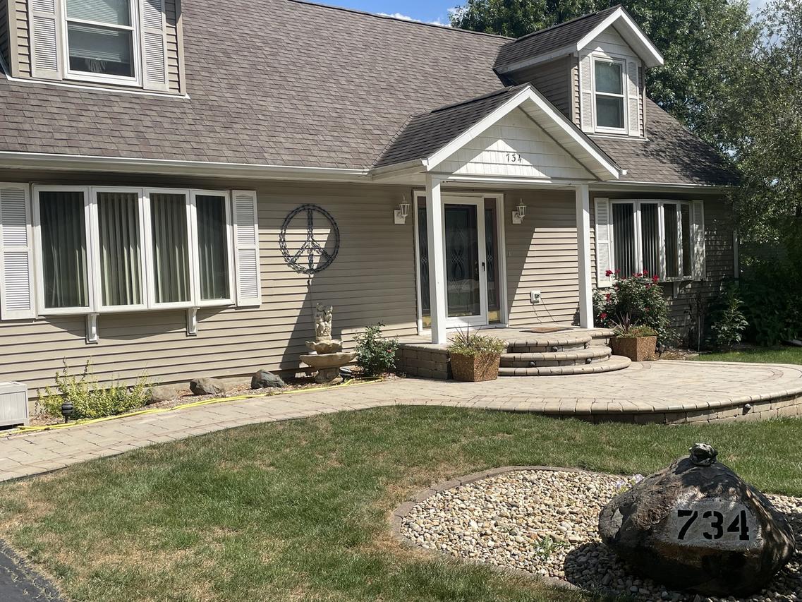 734 Forest Park Dr., Dixon, IL 61021