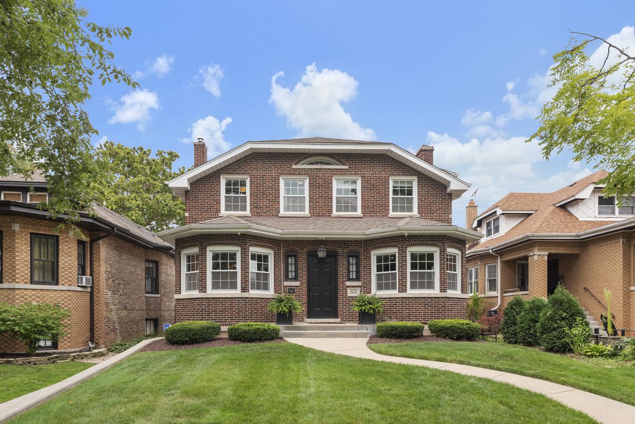 1221 Edmer Ave., Oak Park, IL 60302