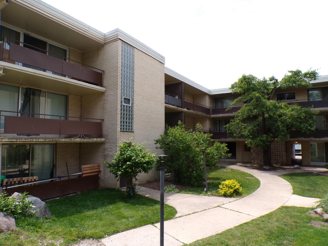 12548 Fairview Ave. #2B, Blue Island, IL 60406