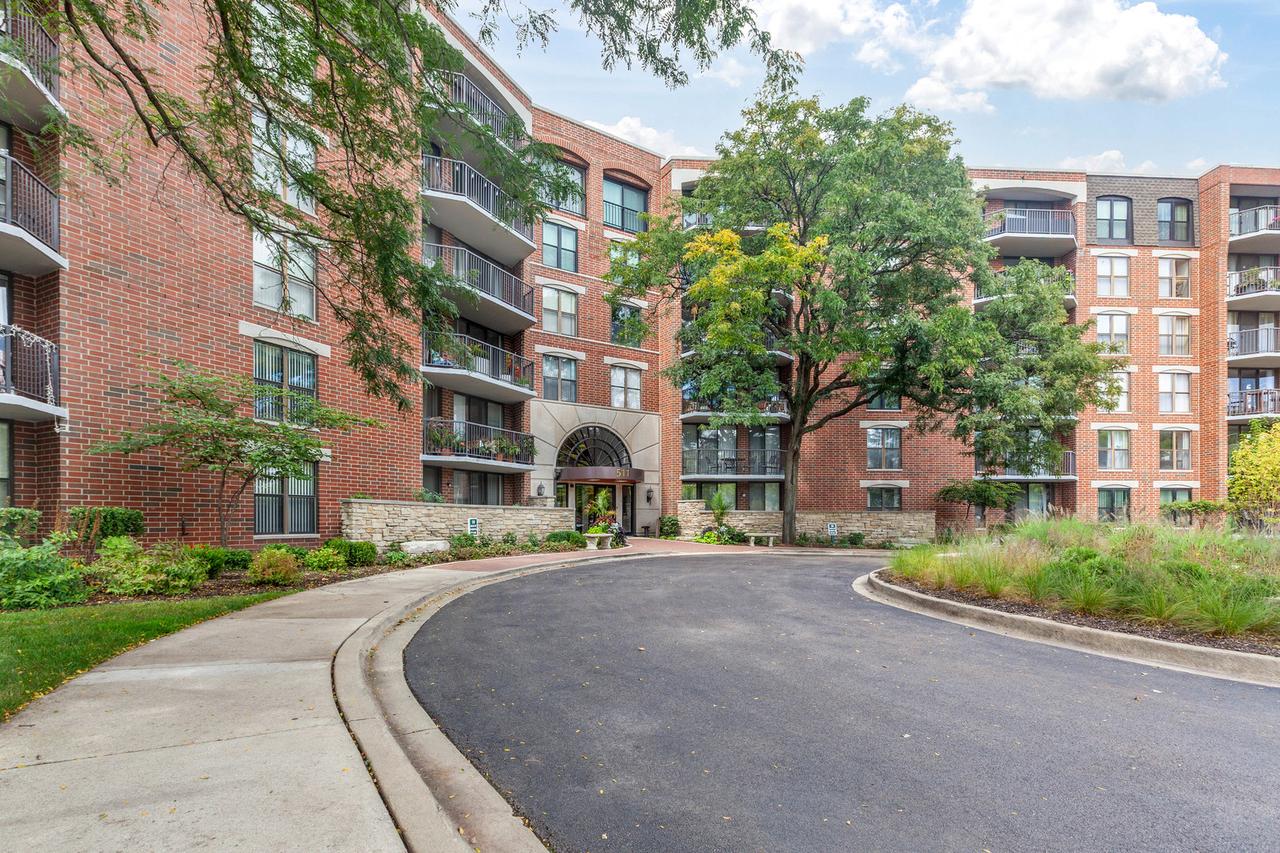 511 Aurora Ave. #104, Naperville, IL 60540