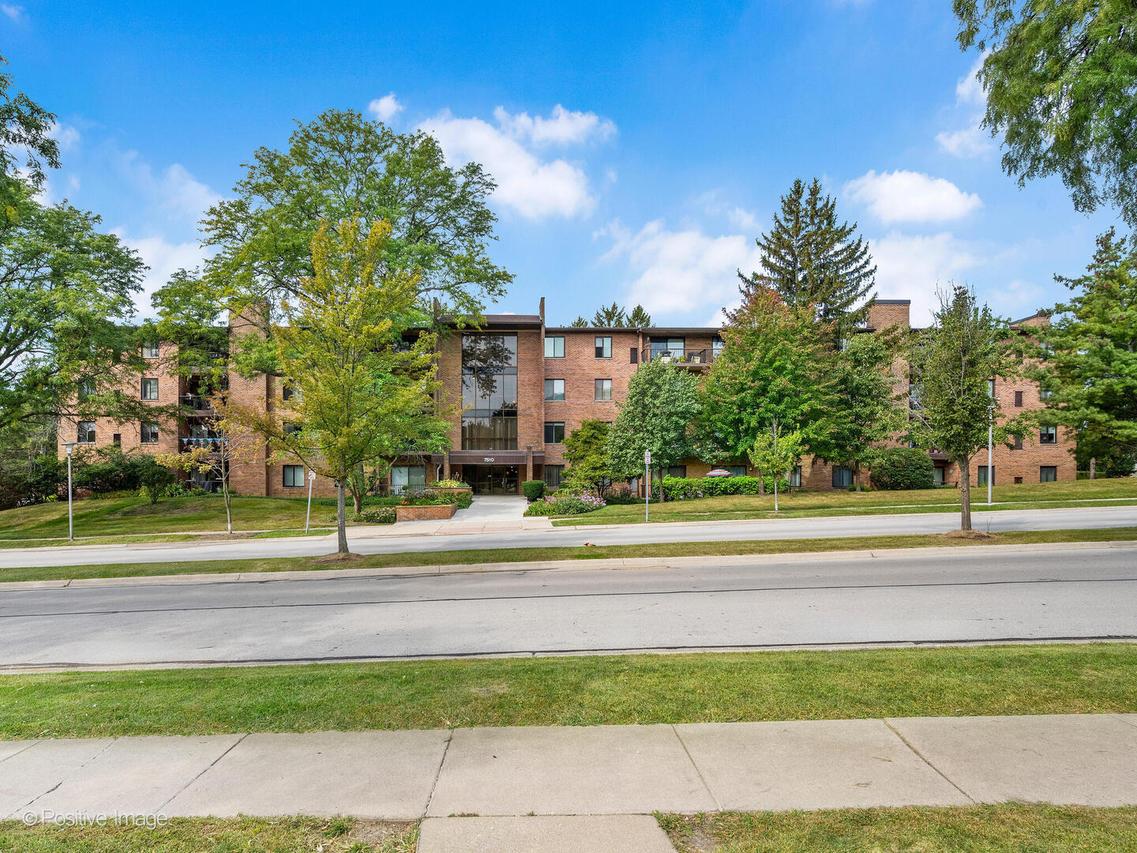 7510 Farmingdale Dr. #208, Darien, IL 60561