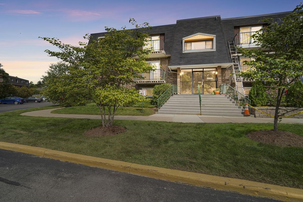 3856 S Parkway Dr. #2A, Northbrook, IL 60062