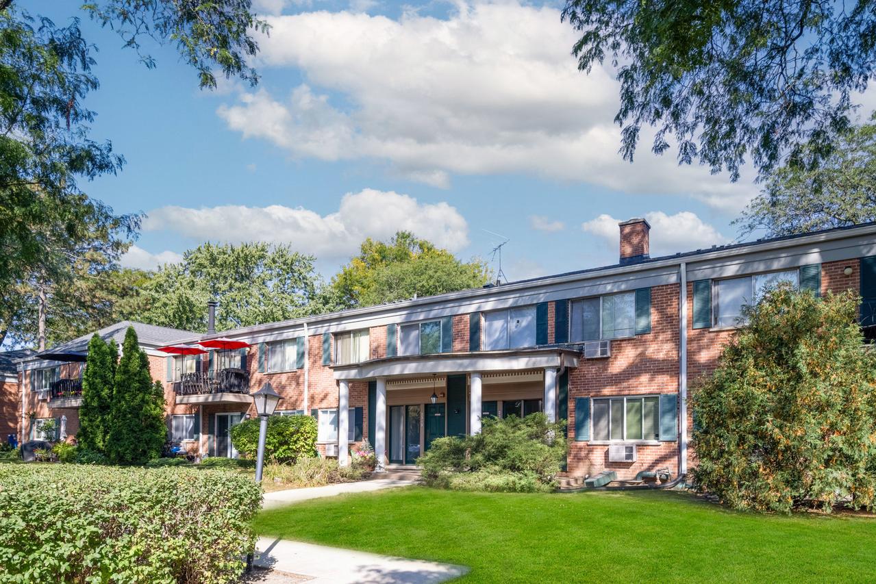 2315 S Goebbert Rd. #209, Arlington Heights, IL 60005
