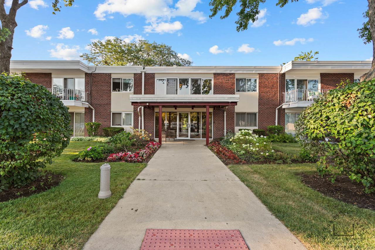 127 N Wolf Rd. #53B, Wheeling, IL 60090