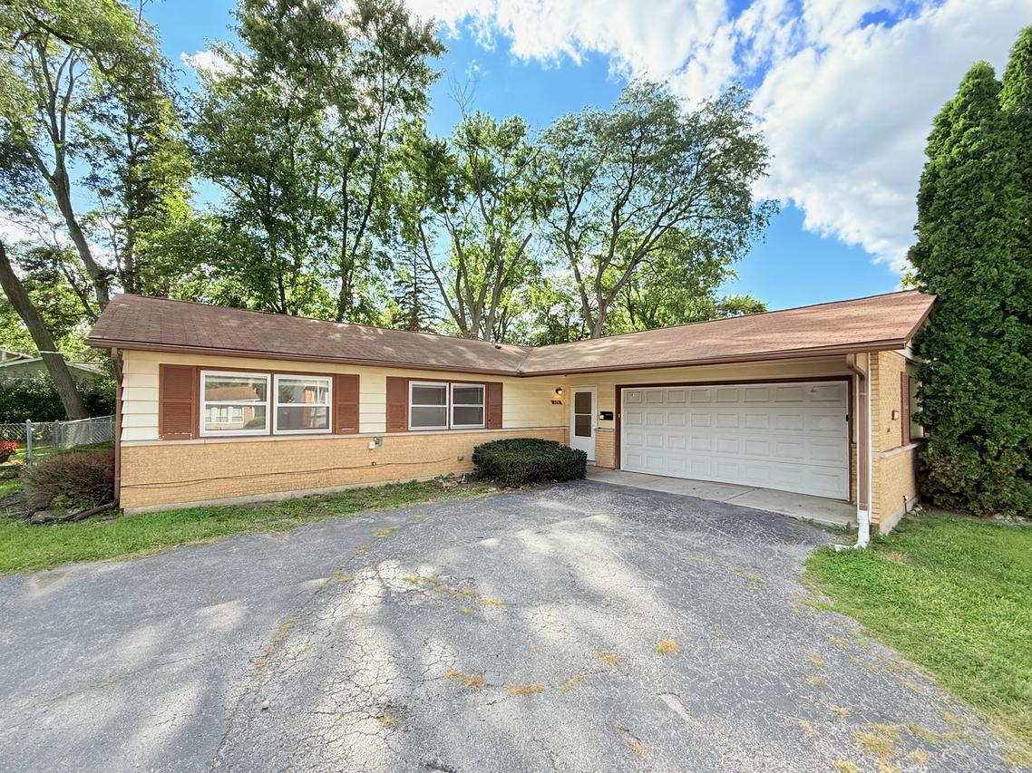 2711 Larkspur Ln., Hazel Crest, IL 60429