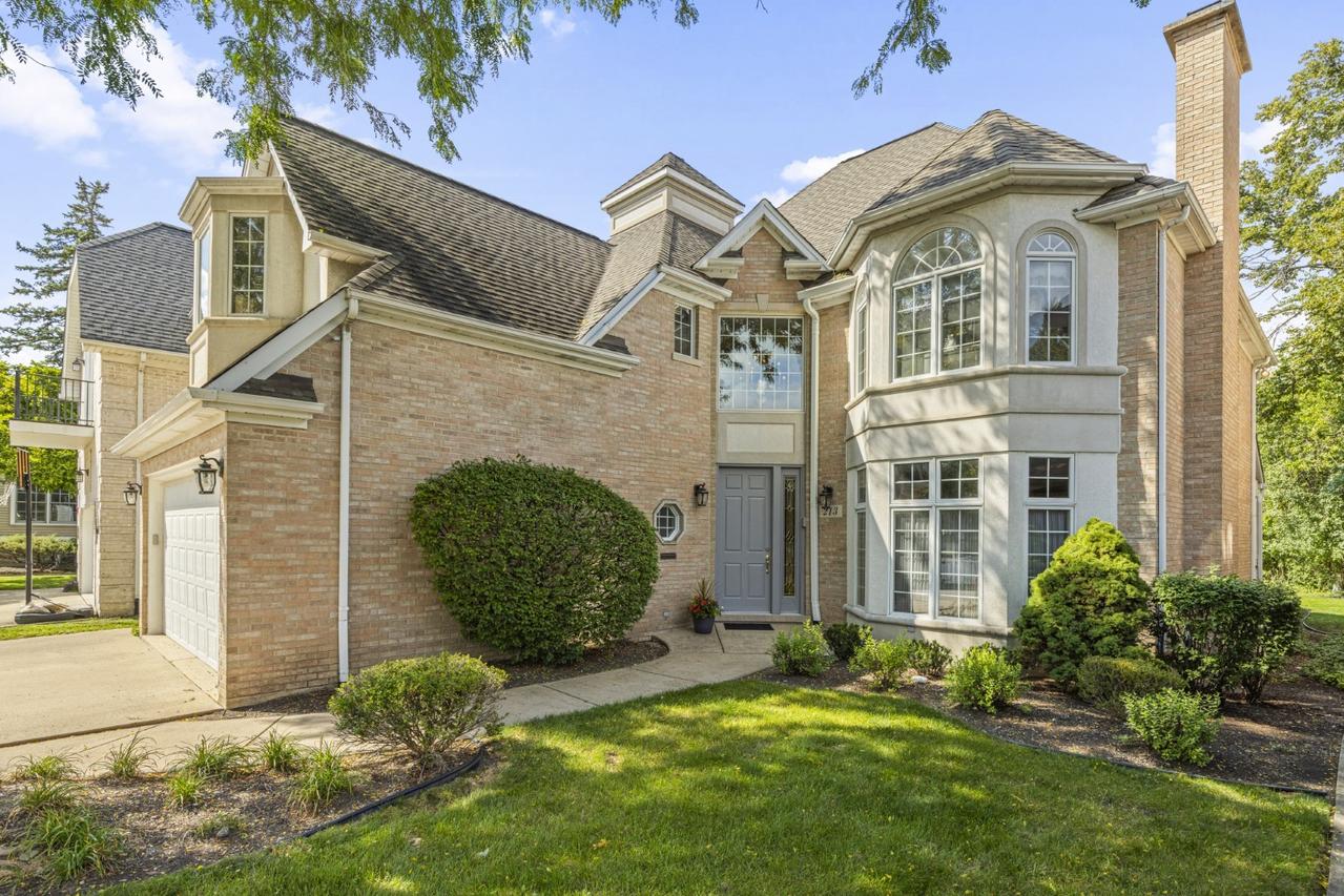 213 Pine Tree Ln., La Grange Park, IL 60526
