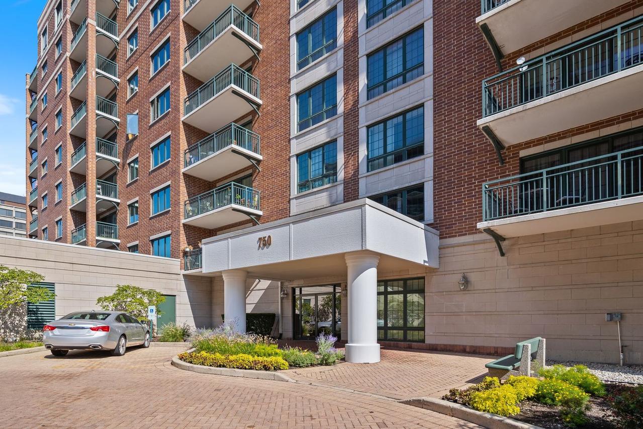 750 Pearson St. #204, Des Plaines, IL 60016