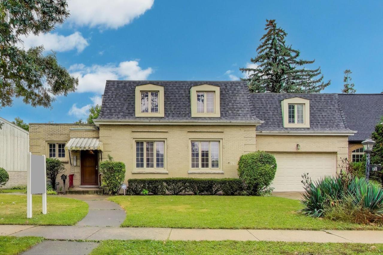 601 Selborne Rd., Riverside, IL 60546