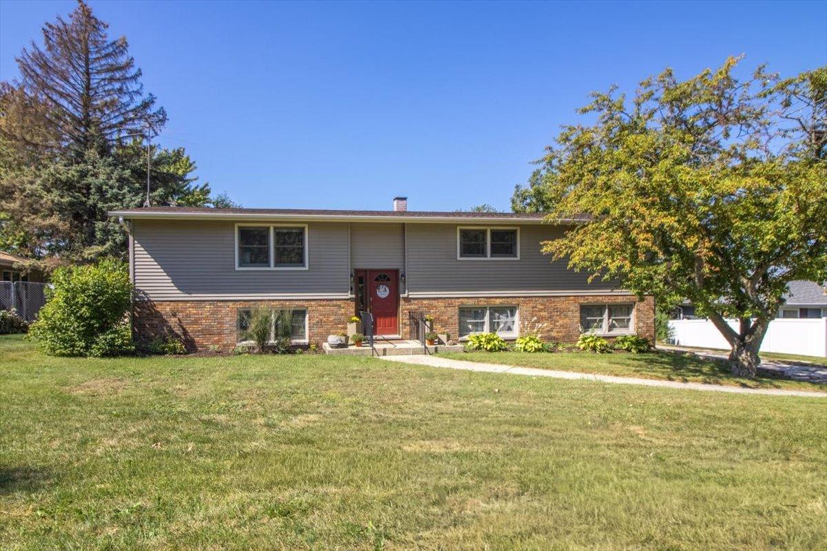 1667 S Raddant Rd., Batavia, IL 60510