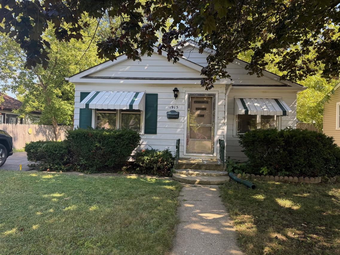 1915 Chestnut St., Waukegan, IL 60087