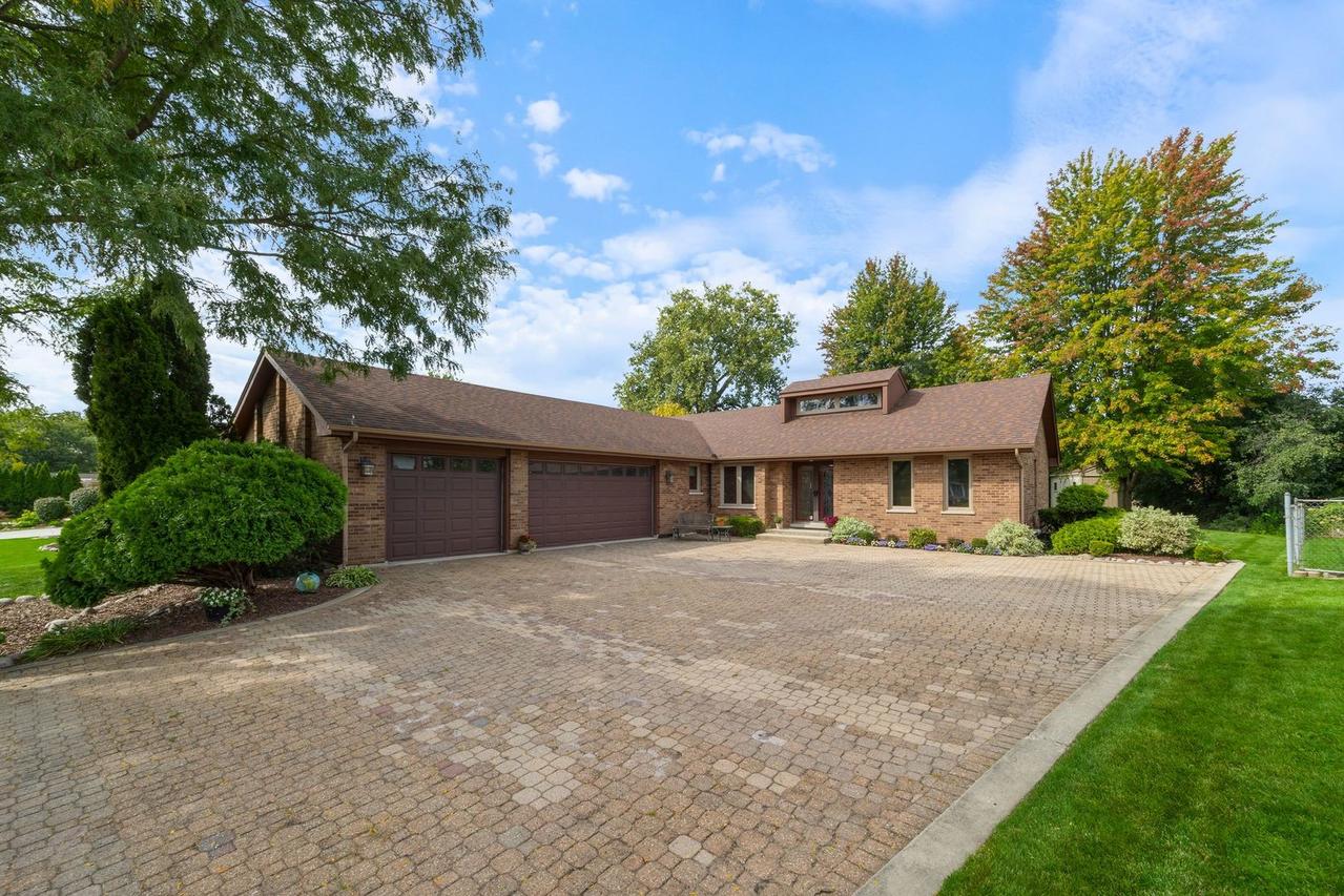 8408 Willow West Dr., Willow Springs, IL 60480