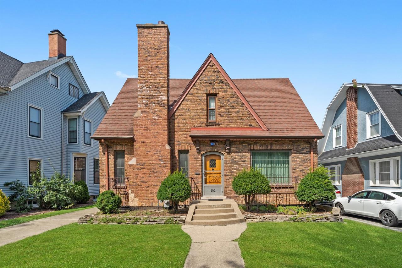 102 Lawton Rd., Riverside, IL 60546