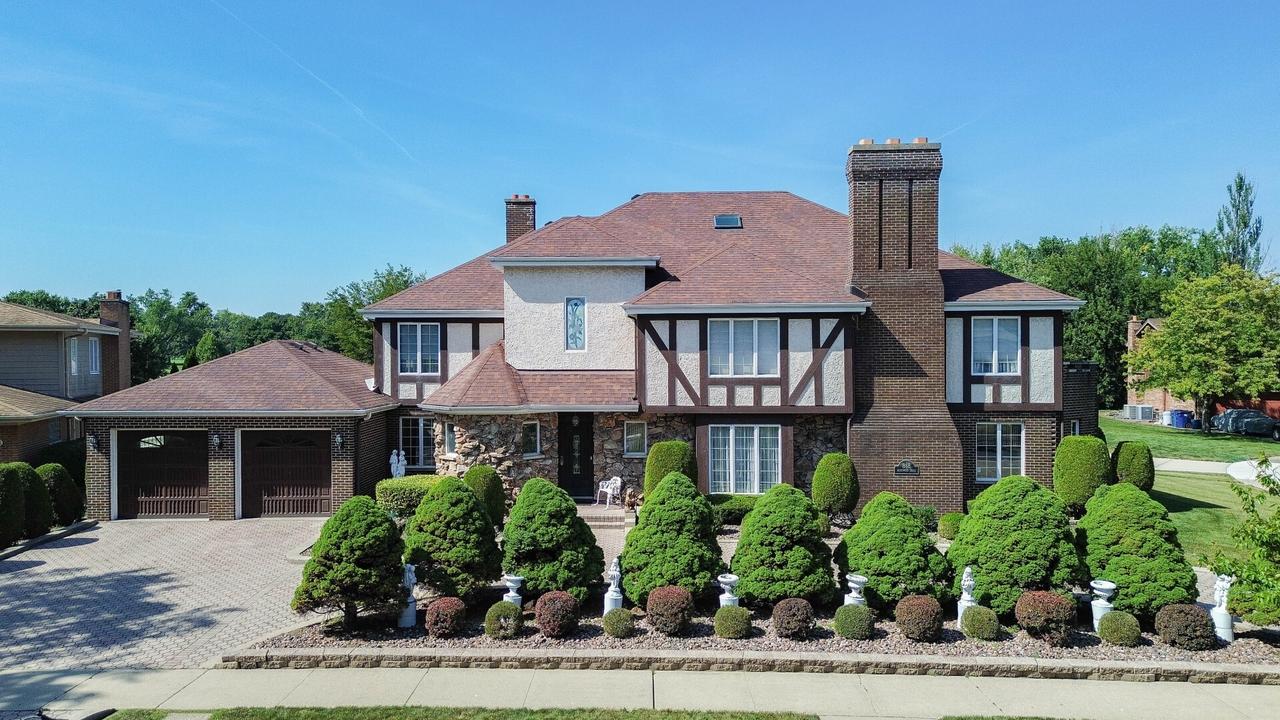 818 Brentwood Dr., Bensenville, IL 60106