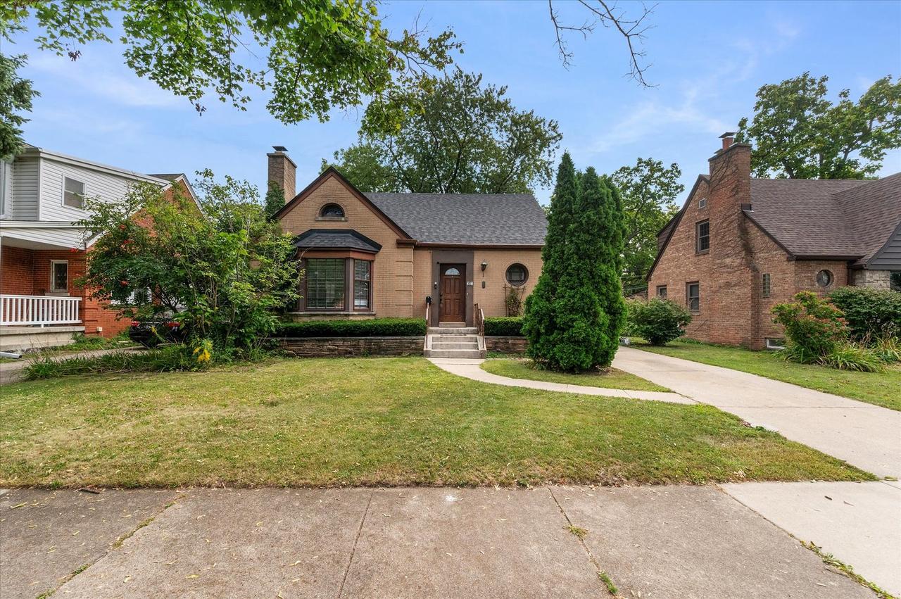 39 N 5th Ave., Des Plaines, IL 60016
