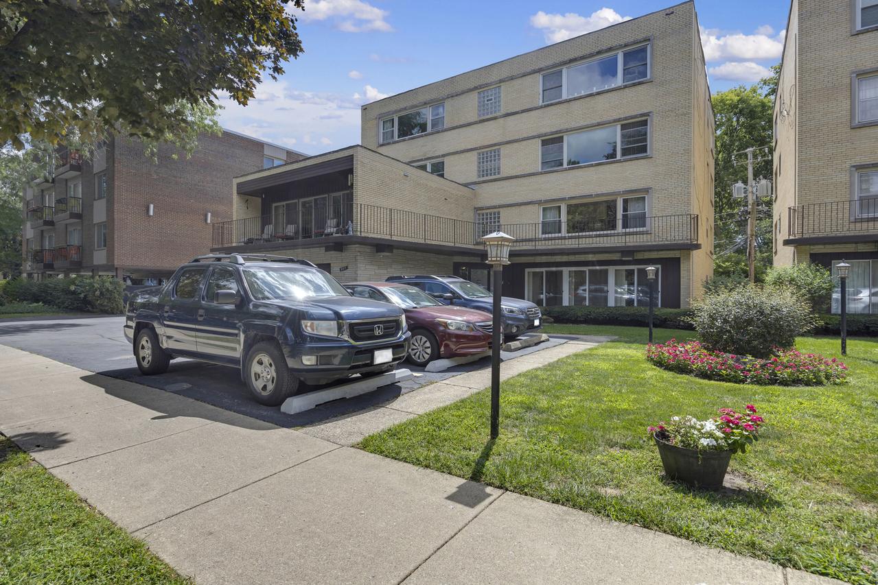 947 Pleasant St. #1AE, Oak Park, IL 60302