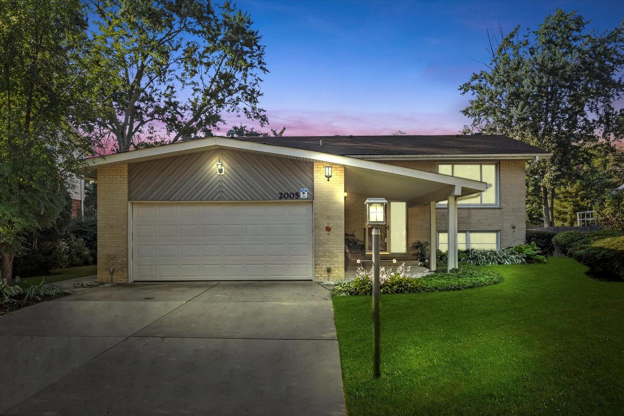 2005 E Wintergreen Ave., Mount Prospect, IL 60056