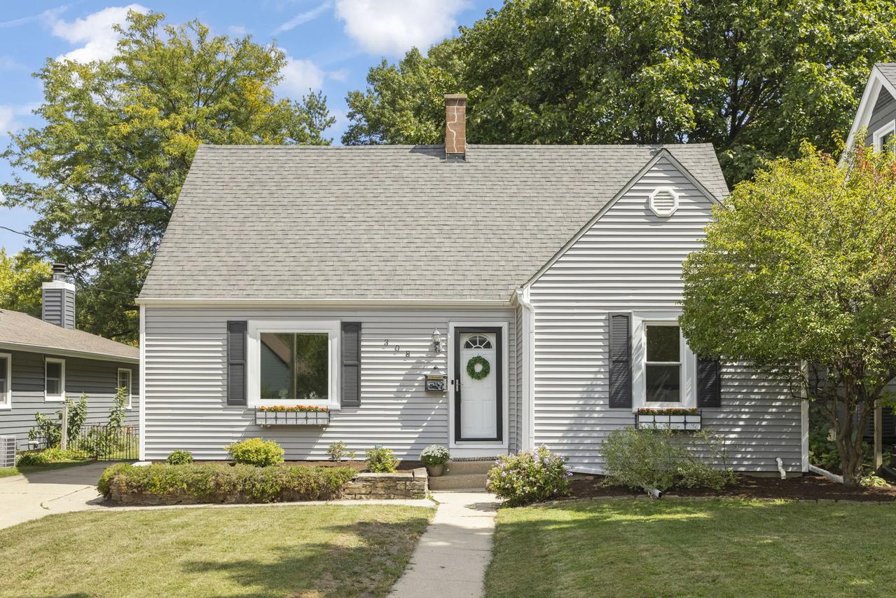 308 S 12th Ave., St. Charles, IL 60174