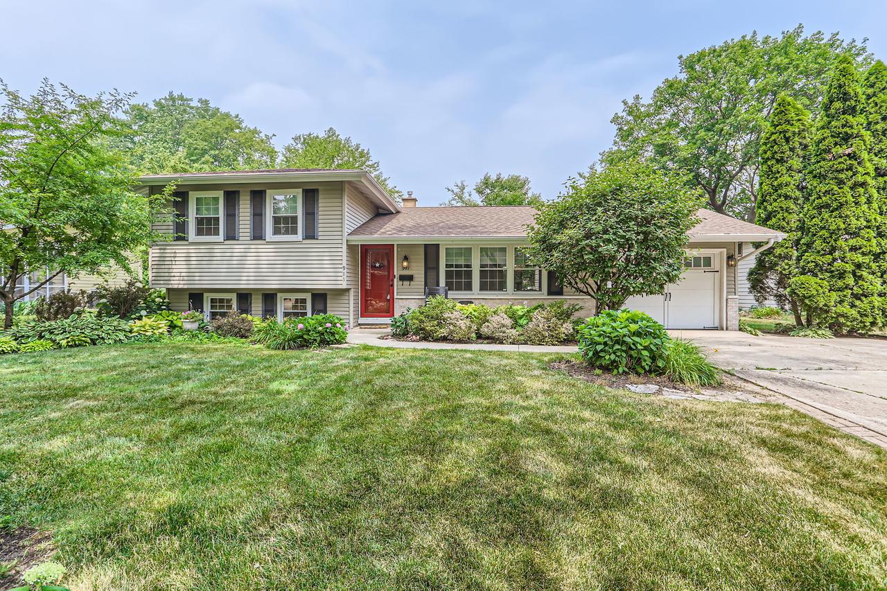 911 Lilac Ln., Naperville, IL 60540