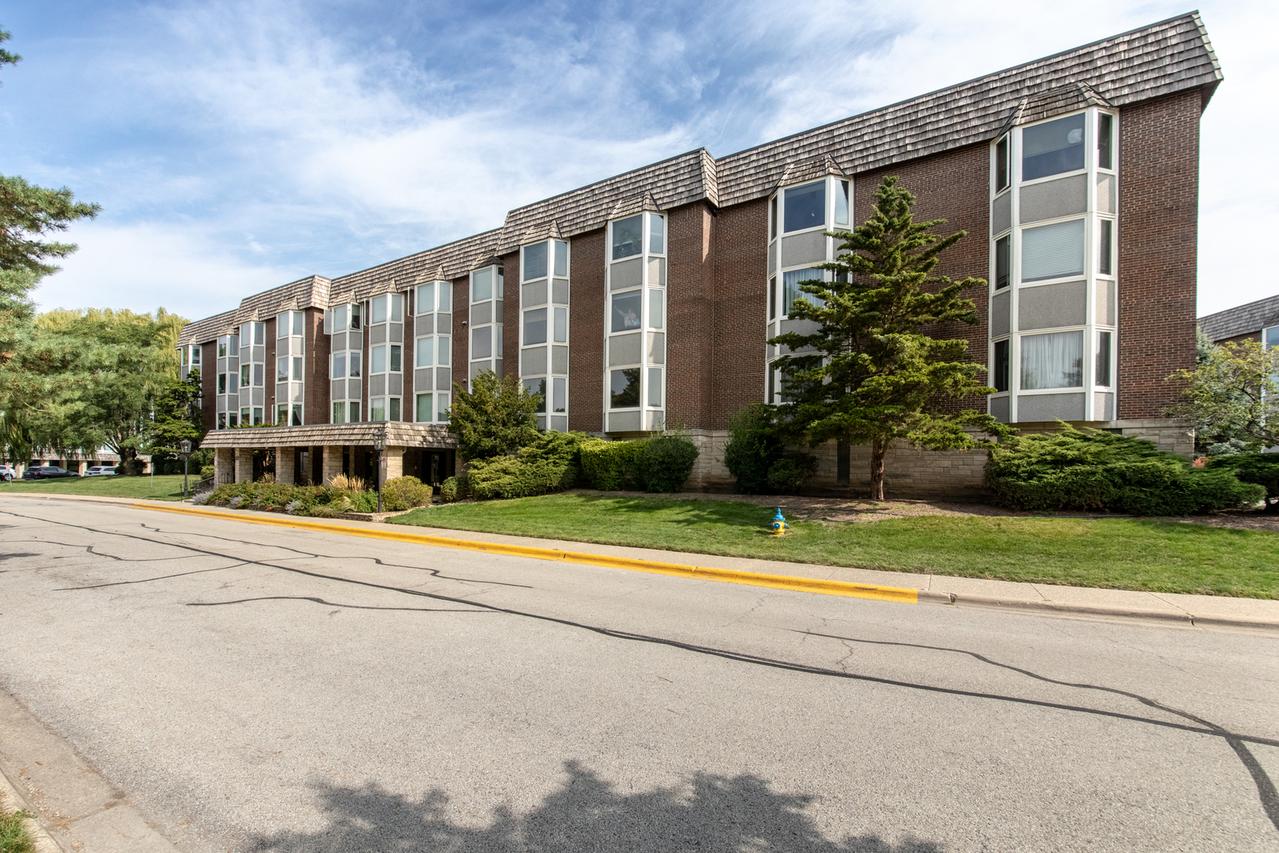 2500 Archbury Ln. #2D, Park Ridge, IL 60068