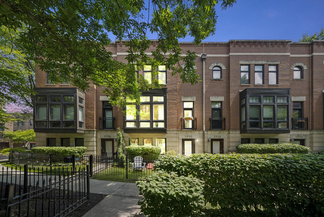 1710 W Surf St., Chicago, IL 60657