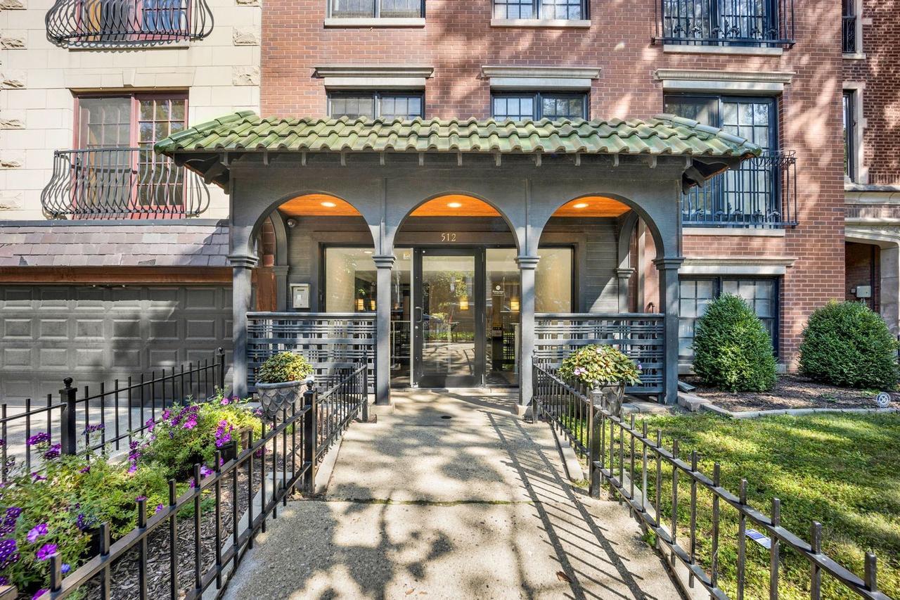512 W Barry Ave. #401, Chicago, IL 60657