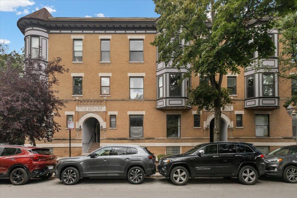 854 W Cornelia Ave. #302, Chicago, IL 60657