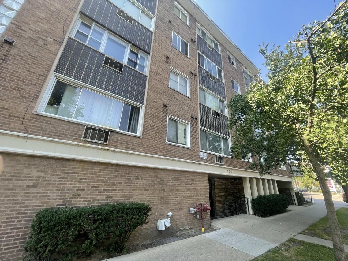 7120 N Sheridan Rd. #218, Chicago, IL 60626