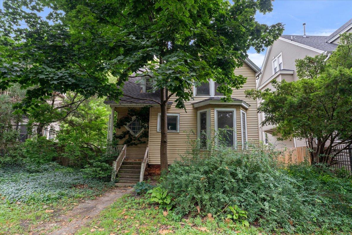 6729 N Ashland Ave., Chicago, IL 60626