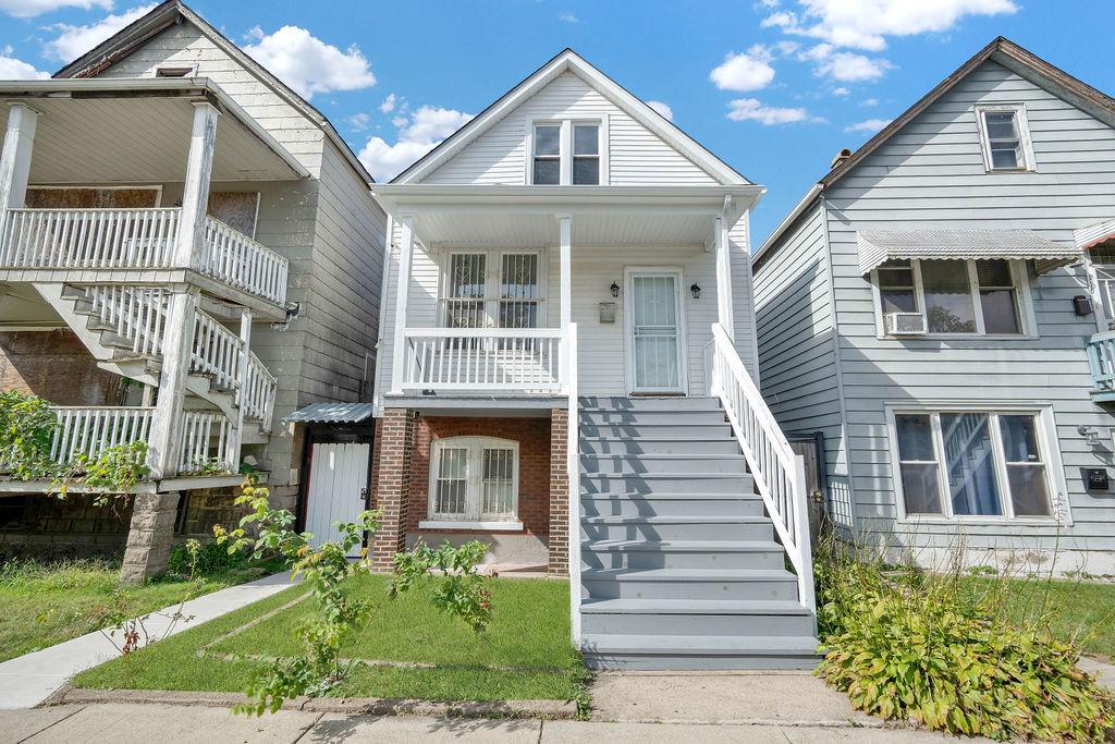 8118 S Brandon Ave., Chicago, IL 60617