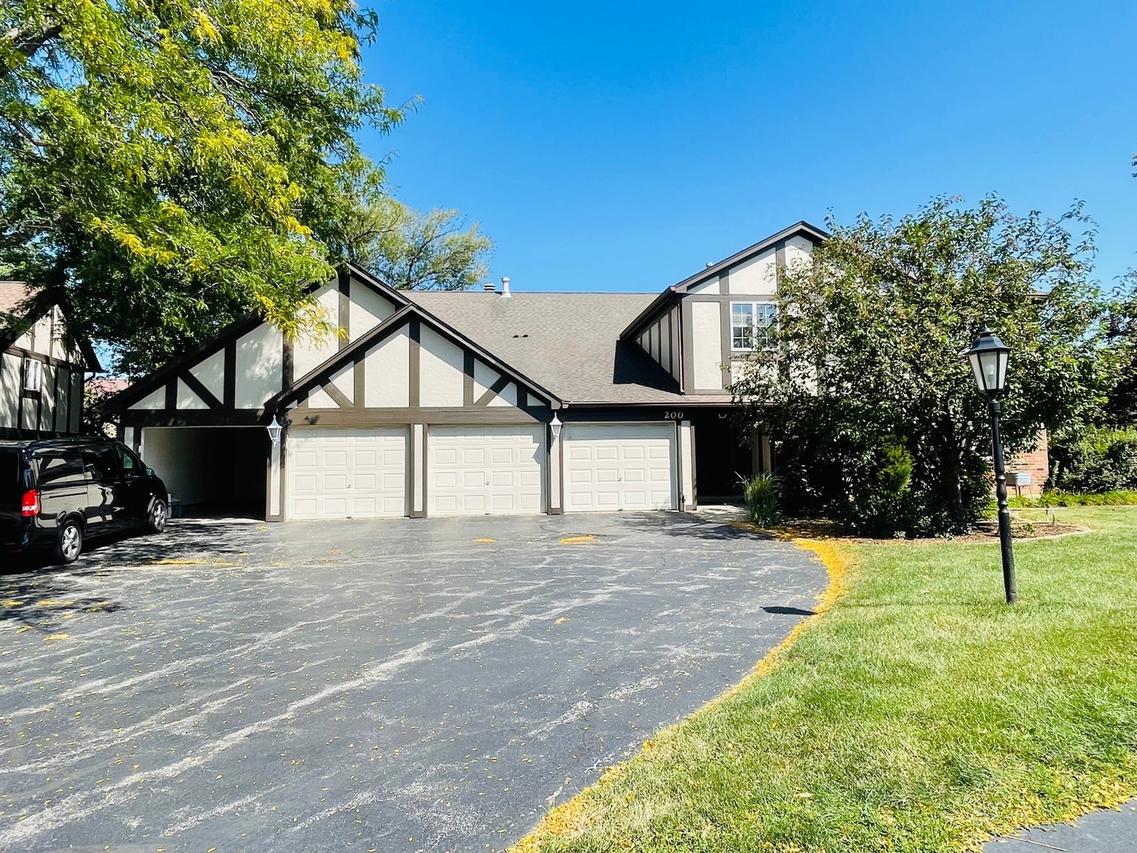 200 Brookside Ln. #D, Willowbrook, IL 60527