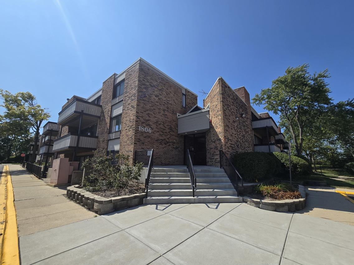 1806 Hemlock Pl. #106, Schaumburg, IL 60173