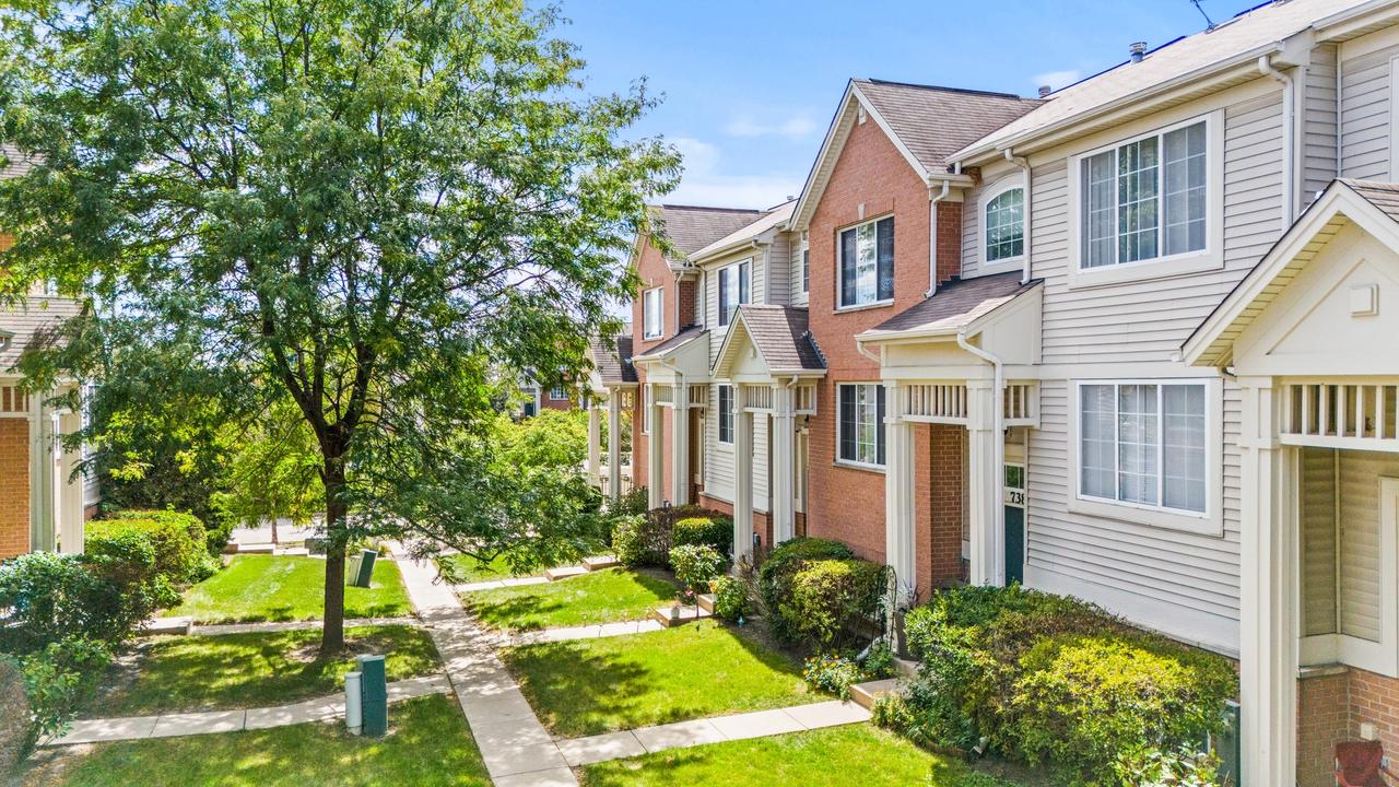 738 Hanbury Dr., Des Plaines, IL 60016