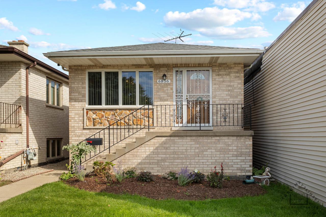 6856 W Montrose Ave., Harwood Heights, IL 60706