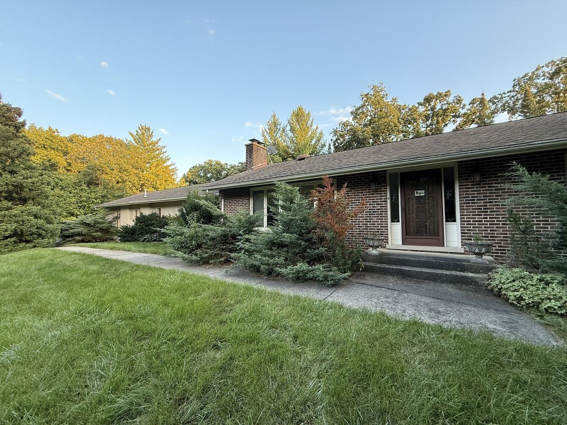1842 Thomas Atkinson Rd., Inverness, IL 60067