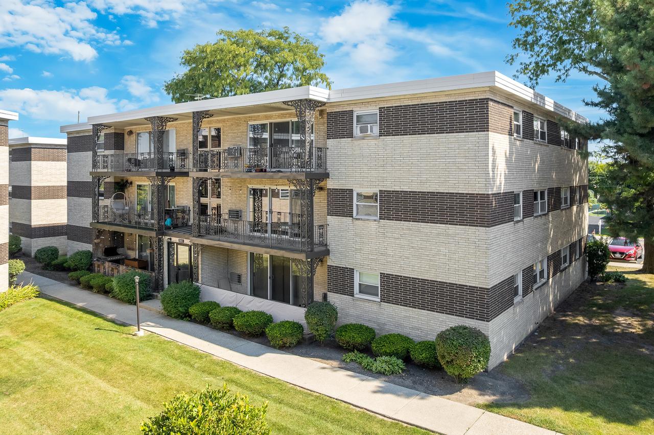 301 E Plainfield Rd. #4, La Grange, IL 60525
