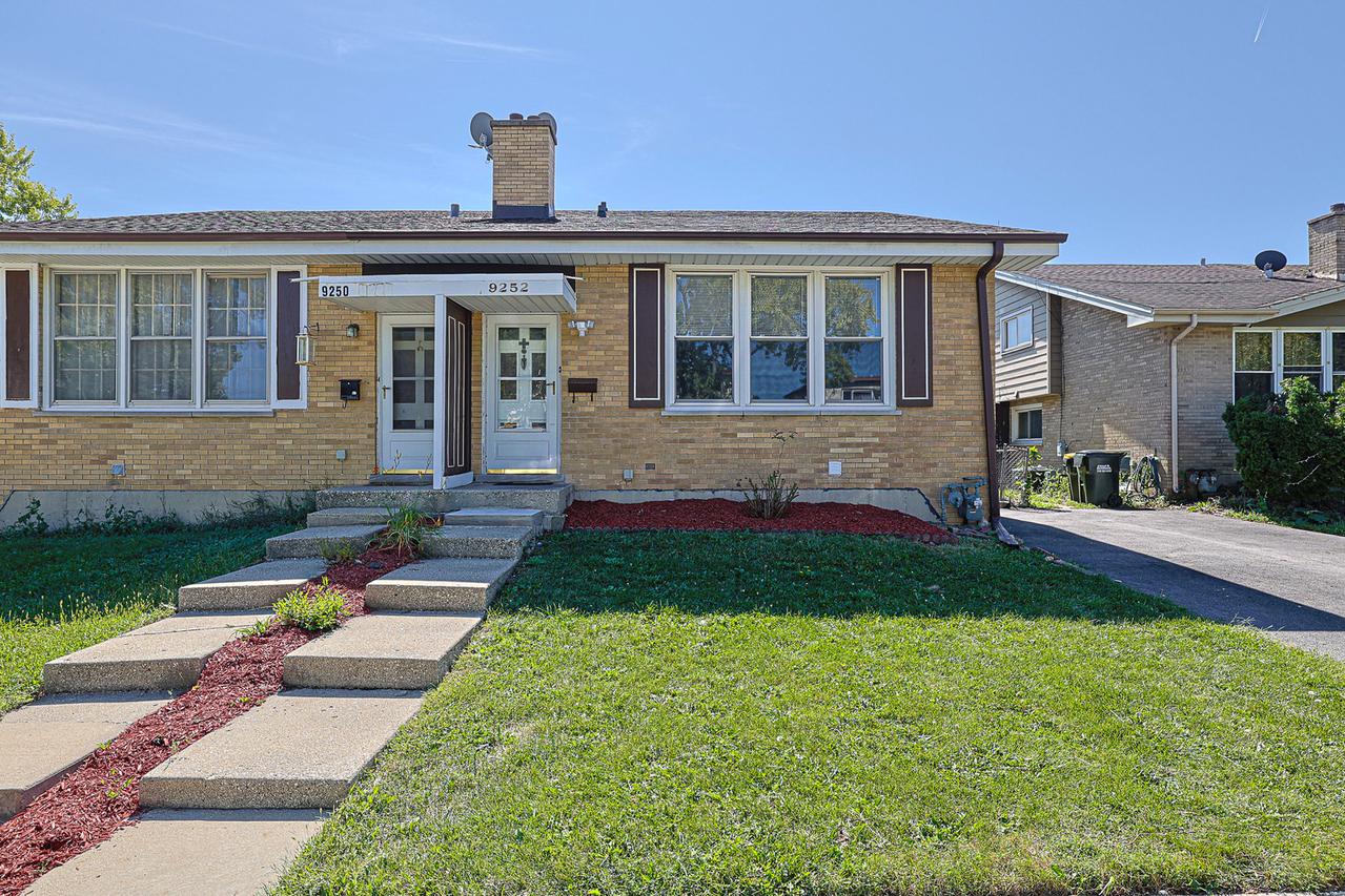 9252 Home Ter., Des Plaines, IL 60016