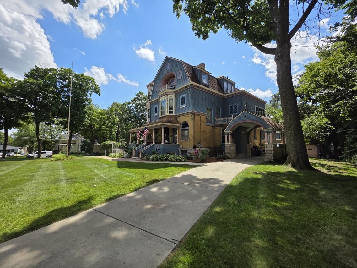 705 W Highland Ave., Elgin, IL 60123