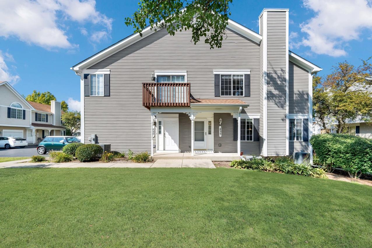 435 Sandhurst Ln., South Elgin, IL 60177
