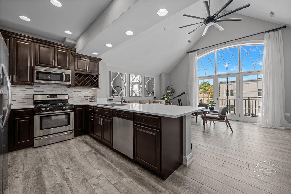 450 S 1st St. #404, St. Charles, IL 60174