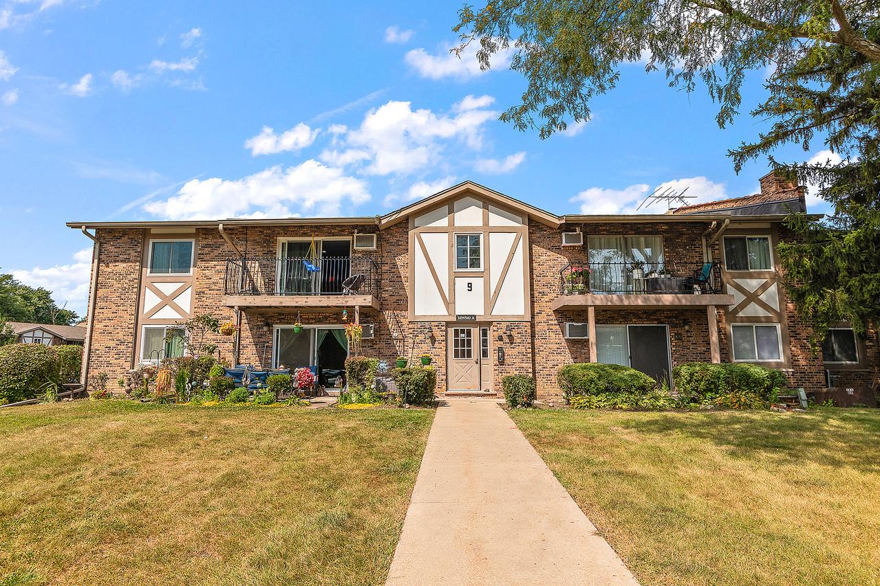 16W540 Lake Dr. #9-104, Willowbrook, IL 60527