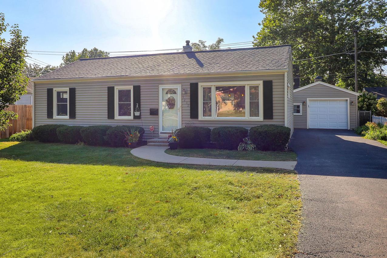 1212 Underwood Ter., Wheaton, IL 60189