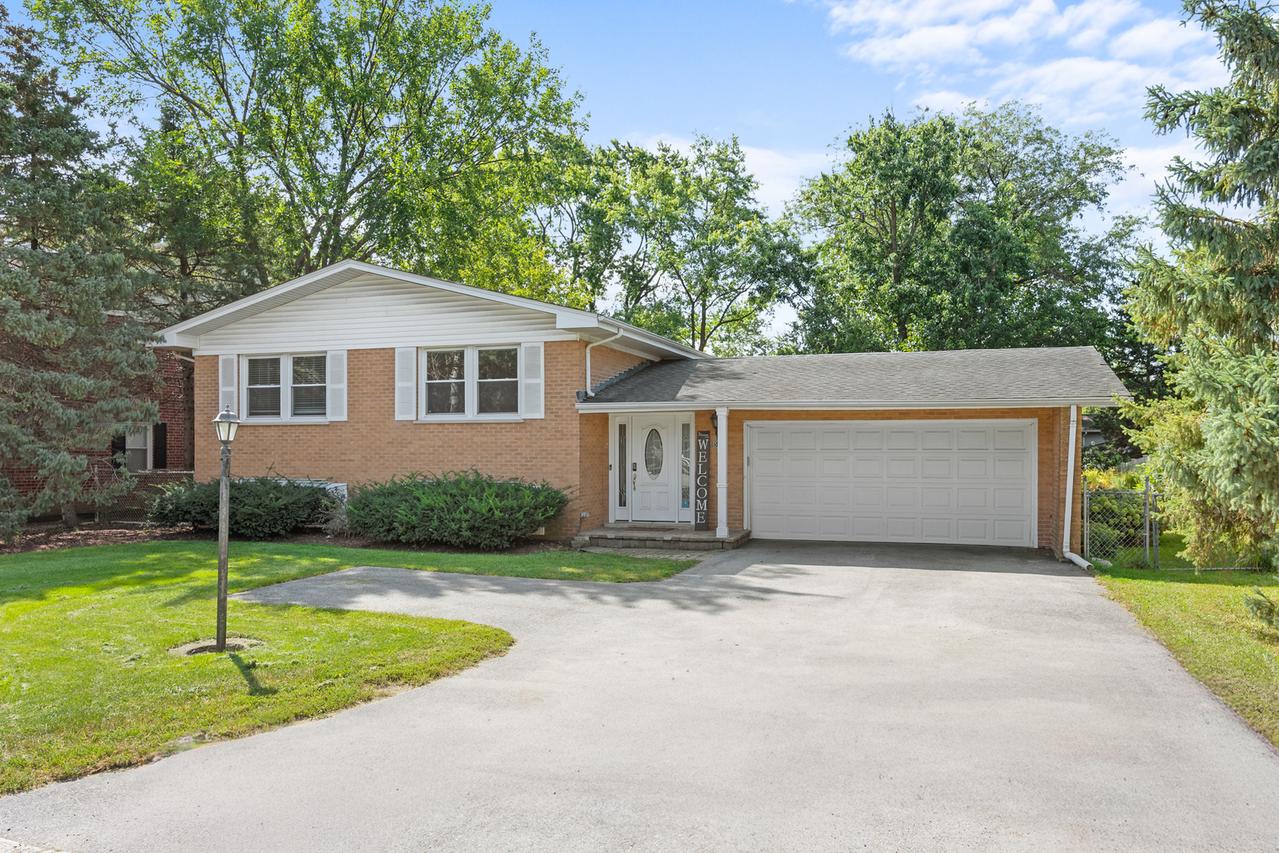 573 Maple Ave., Lisle, IL 60532