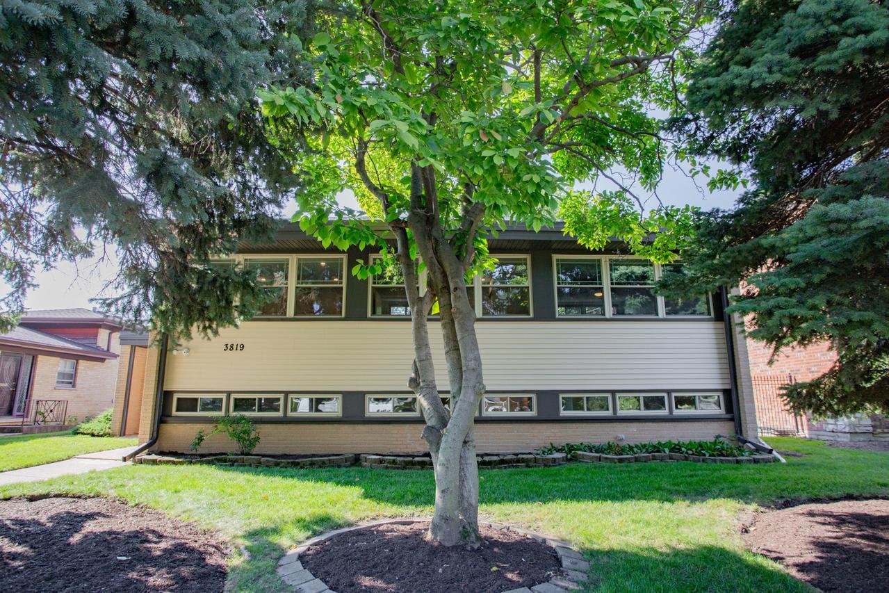 3819 W Greenleaf Ave., Lincolnwood, IL 60712