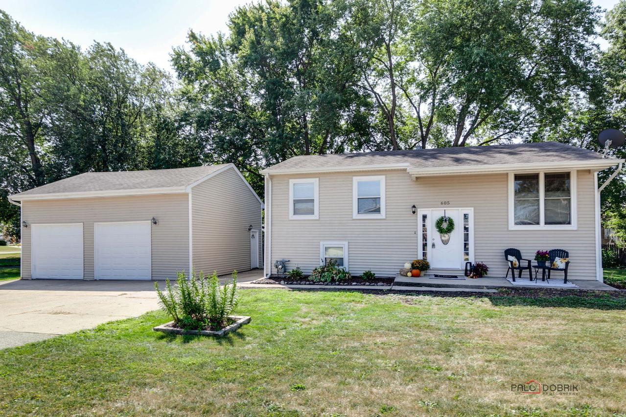 605 Clover Ln., Round Lake Beach, IL 60073
