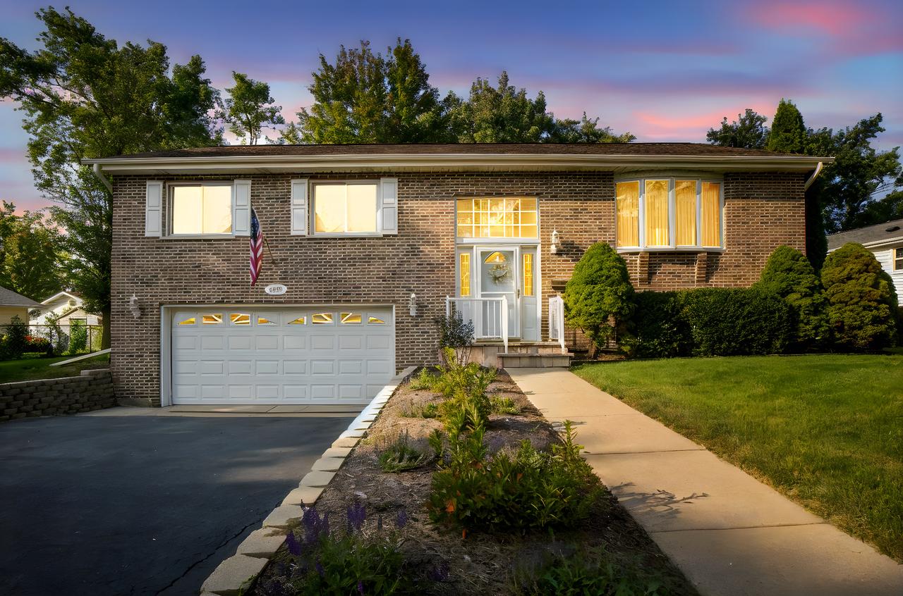 6932 Martin Dr., Woodridge, IL 60517