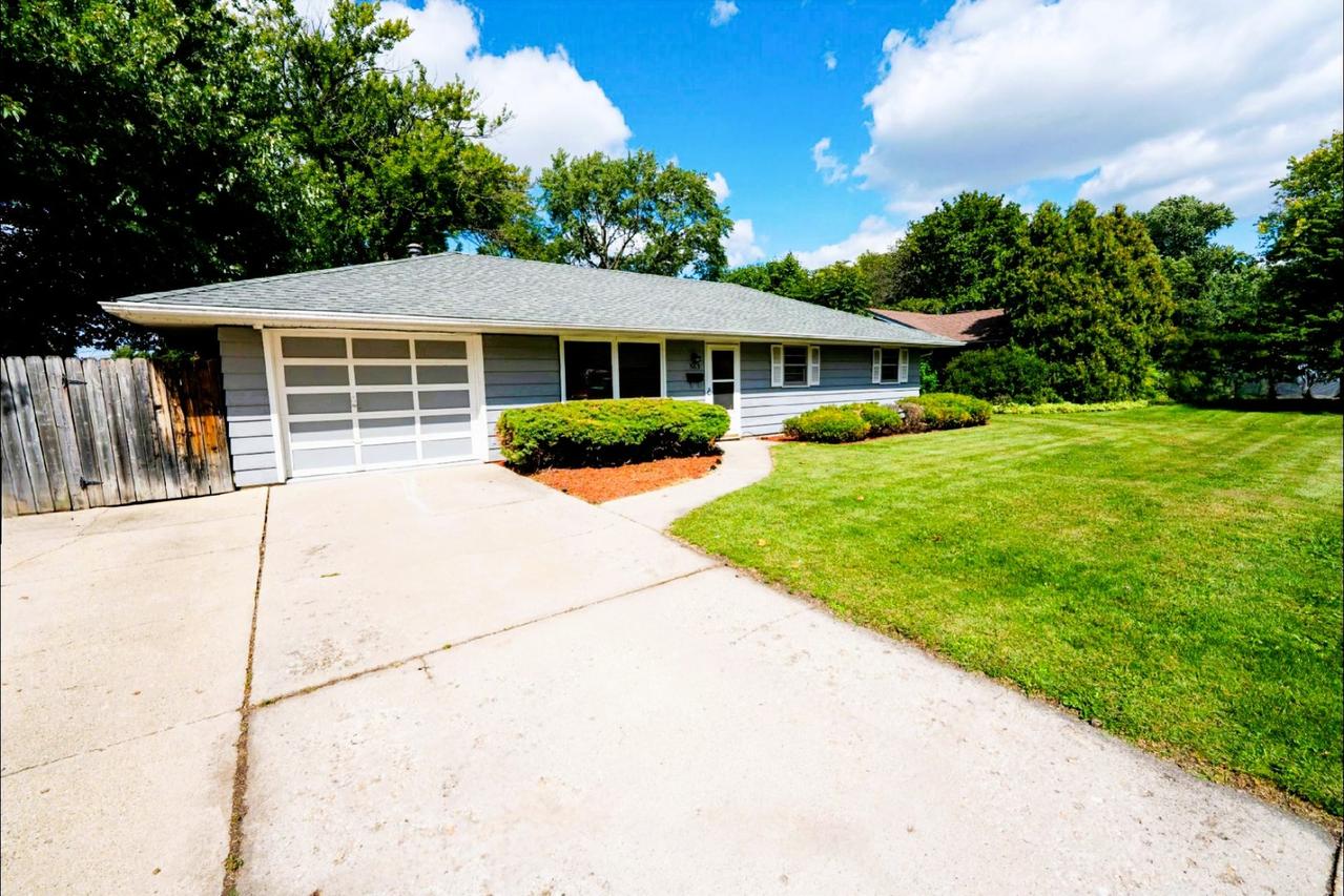 563 California Ave., Aurora, IL 60506