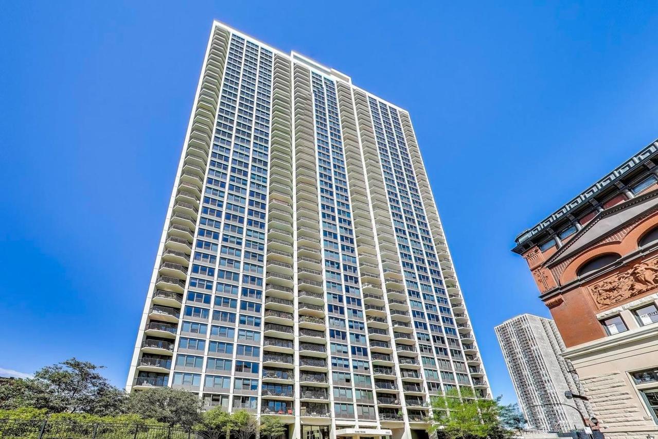 1560 N Sandburg Ter. #1106, Chicago, IL 60610