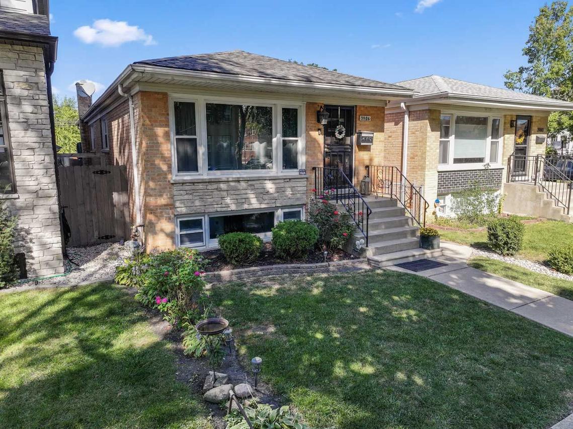 3904 W Eddy St., Chicago, IL 60618