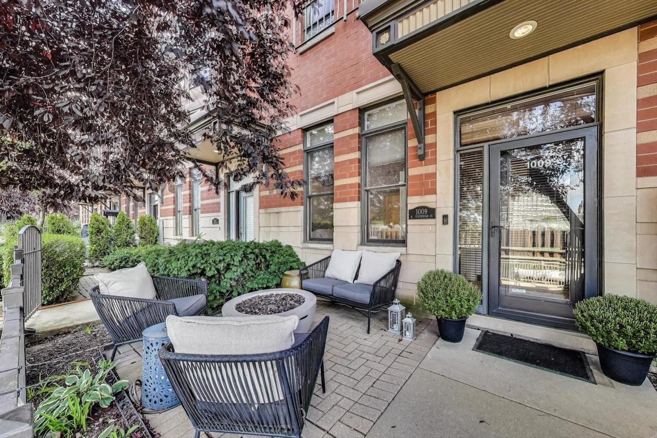 1009 N Riverwalk St., Chicago, IL 60610
