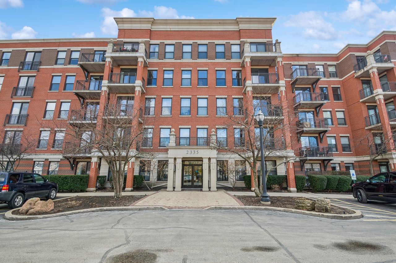 2335 W Belle Plaine Ave. #211, Chicago, IL 60618